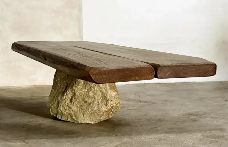 Mesa em madeira maciça com base de pedra